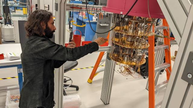 에릭 루체로 구글 퀀텀 AI 수석 엔지니어가 구글 퀀텀 AI 캠퍼스 버추얼 투어에서 구글이 개발한 양자 컴퓨터를 소개하고 있다./사진 제공=구글코리아