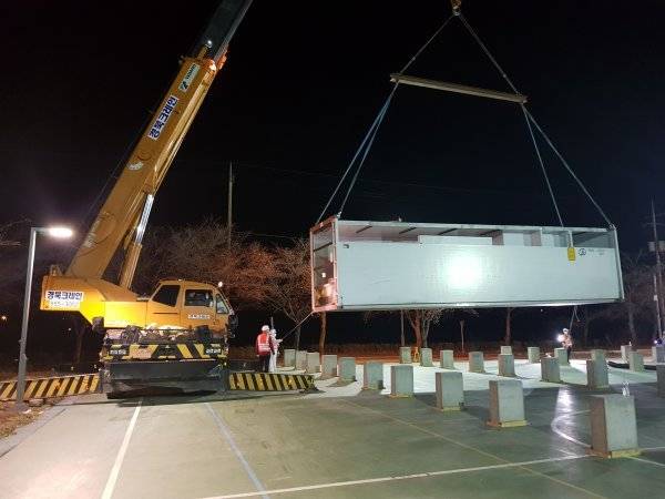 서울대병원 경북 문경 생활치료센터에 들어선 음압병동 모듈러 시공 장면. 사진제공 | 코오롱이앤씨