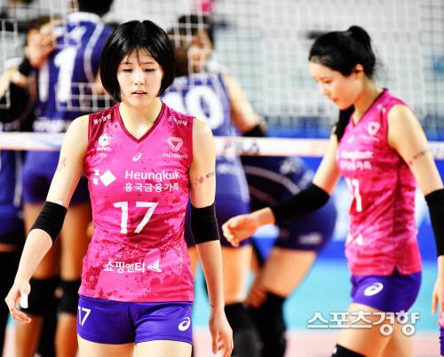 학교폭력 논란으로 무기한 출전정지 처분을 받았던 이재영·다영 자매의 코트 복귀 가능성이 대두되고 있어 논란이 예상된다. 한국배구연맹 제공