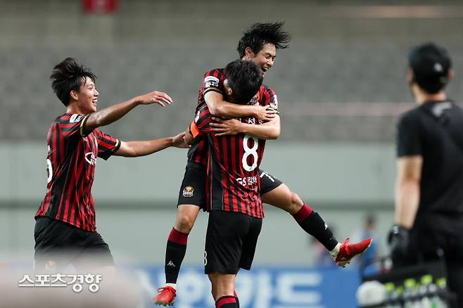 FC서울 기성용(8번)이 22일 서울월드컵경기장에서 열린 K리그1 인천 유나이티드와 경기에서 중거리 슈팅으로 골을 넣은 뒤 동료들과 기뻐하고 있다. 하지만 이 득점은 골 세리머니가 끝난 뒤 VAR 판독 끝에 오프사이드로 무효가 됐다. 프로축구연맹 제공