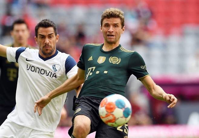 ▲ 바이에른 뮌헨 골잡이 로베르트 레반도프스키가 볼을 다루고 있다. ⓒ연합뉴스/REUTERS