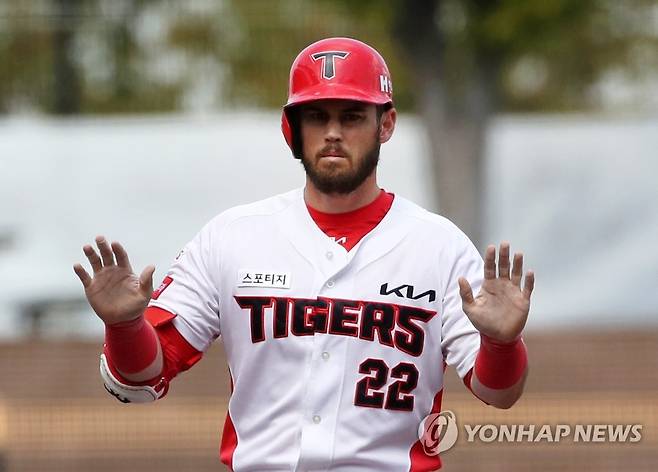 터커, 실책 만회하는 역전 2루타 (광주=연합뉴스) 조남수 기자 = 22일 광주-기아챔피언스필드에서 열린 2021 프로야구 kt wiz와 KIA 타이거즈의 경기. KIA 터커가 1회말 무사 만루에서 역전 2타점 2루타를 친 뒤 손을 들어 보이고 있다. 2021.9.22 iso64@yna.co.kr