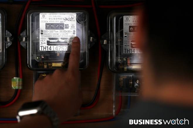 22일 서울에 위치한 다세대주택단지에서 한 입주민이 전기 계량기를 살펴보고 있다./사진=이명근 기자 qwe123@