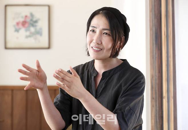 국립극장 기획 초청공연 ‘소리극 옥이’의 연출을 맡은 극단 다빈나오의 김지원 상임 연출가가 최근 서울 성북구 한 카페에서 이데일리와 인터뷰를 하고 있다. (사진=이영훈 기자)