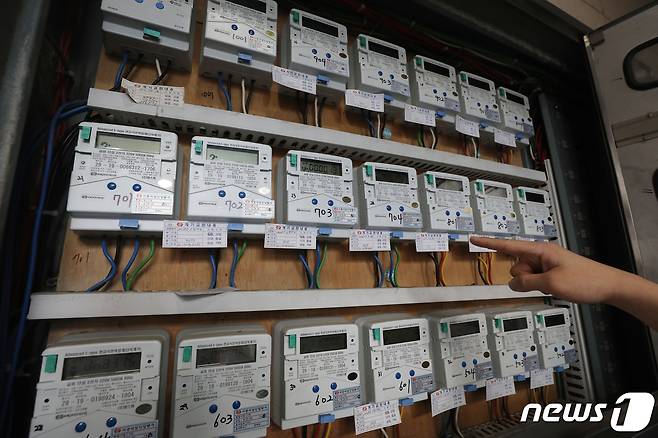22일 서울의 한 다세대주택에서 입주민이 전기 계량기를 살펴보고 있다. 2021.9.22/뉴스1 © News1 임세영 기자