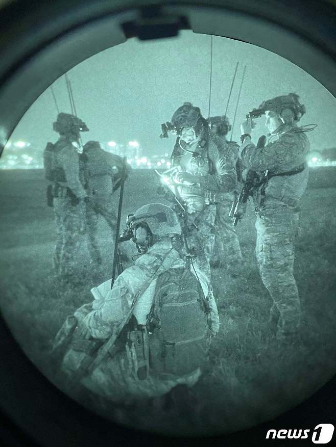 미군 특수부대가 지난 13일 경기도 평택 소재 '캠프 험프리스' 기지 일대에서 '티크 나이프' 훈련을 실시했다. (주한미특전사 페이스북) © 뉴스1