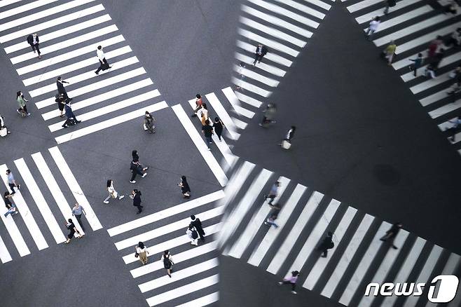 일본의 한 횡단보도에서 행인들이 길을 건너고 있다. © AFP=뉴스1