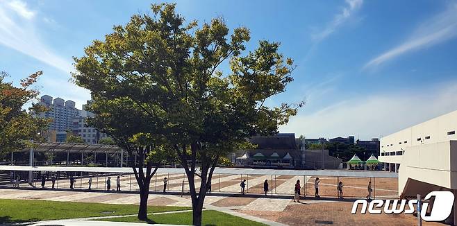 추석 연휴가 끝난 23일 오후 광주시청 야외음악당 임시선별진료소에 코로나19 검사를 받으려는 시민들이 길게 줄을 서고 있다.2021.9.23/뉴스1 © News1 박준배 기자