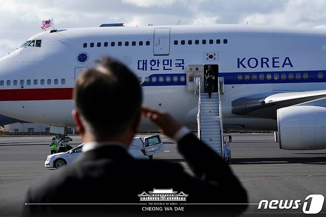 문재인 대통령이 22일(현지시간) 미국 하와이 호놀룰루 히캄 공군기지에서 열린 한미 유해 상호 인수식에서 공군1호기로 봉송되는 유해를 향해 경례하고 있다.(청와대 페이스북)2021.9.23/뉴스1