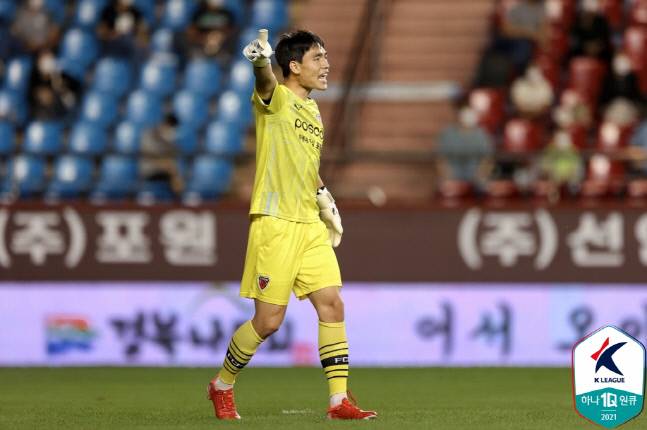 포항 골키퍼 조성훈이 21일 울산전에서 동료들에게 지시를 내리고 있다. 제공 | 한국프로축구연맹