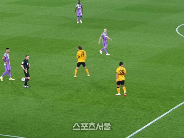 황희찬이 23일(한국시간) 카라바오컵 3라운드 토트넘전에서 그라운드를 누비고 있다. 울버햄턴 | 장영민통신원