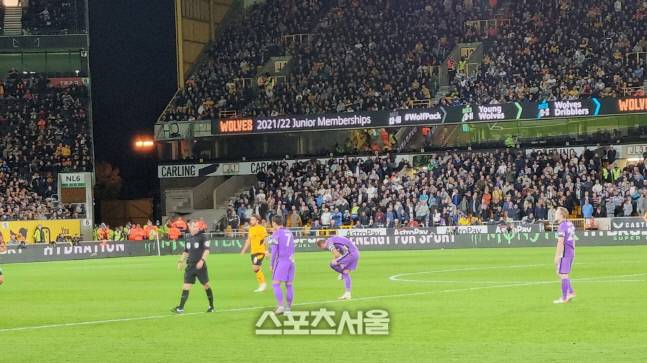 23일(한국시간) 카라바오컵 울버햄턴전에 교체 출전한 손흥민(가운데). 울버햄턴 | 장영민통신원