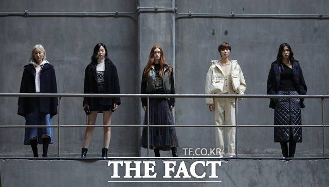 한섬이 오는 24일 오후 12시 30분에 타임이 '2021년 가을·겨울 시즌 디지털 런웨이' 영상을 선보인다. /현대백화점그룹 제공