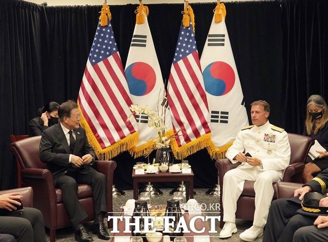 문재인 대통령이 22일(현지시간) 미국 히캄 공군기지 19번 격납고 회의실에서 아퀼리노 인도태평양사령관을 접견하고 있다. /호놀룰루=뉴시스