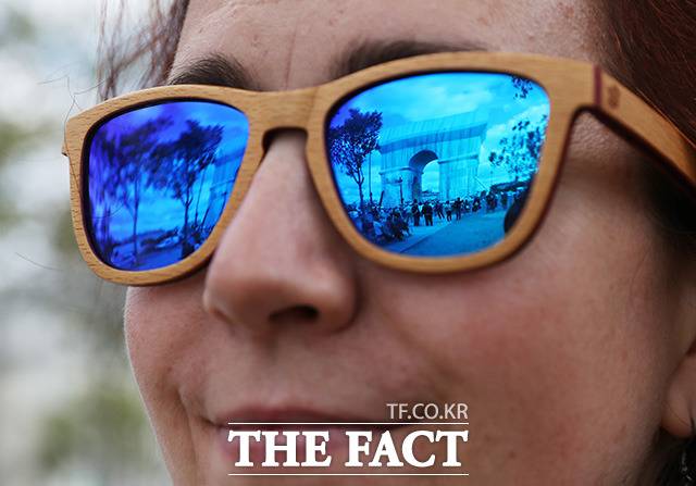 색다른 개선문을 바라보는 한 사람들.