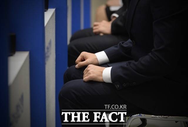 올해 6월 말 기준 4대 시중은행 직원은 지난해 말 기준 5만8743명보다 소폭 감소한 5만7550명으로 집계됐다. /더팩트 DB