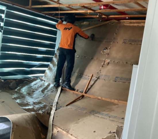 경기도 고양시 덕양구의 한 아파트에서 스프링클러 누수 문제로 천장이 무너지는 사고가 발생했다./사진=온라인 커뮤니티 캡처