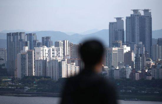 서울에서 3.3㎡당 평균 전셋값이 1억원을 넘는 아파트들이 잇달아 등장하고 있다. 부동산정보제공업체 경제만랩과 국토교통부 실거래가 공개시스템에 따르면 서울시 강남구 삼성동 '힐스테이트1단지' 전용면적 31.402㎡는 지난달 5일 보증금 12억6000만원(6층)에 전세 계약을 체결했다. 사진은 서울 강남구 삼성동과 청담동 일대 아파트 단지. ＜사진=연합뉴스＞