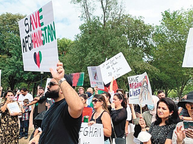 최근 미국 수도 워싱턴 백악관 앞에서 아프간인 지원을 촉구하는 시위가 열렸다. 시위대가 ‘당장 아프간인을 구출하라’ 등 문구가 적힌 피켓을 들고 있다. 나질라 잠시디 씨 제공