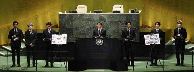 20일(현지 시간) 미국 뉴욕에서 열린 유엔총회 특별행사에서 아이돌 그룹 방탄소년단(BTS)이 연설하고 있다. ‘미래세대와 문화를 위한 대통령 특별사절’ 자격으로 참석한 BTS는 청년세대를 향해 “로스트 제너레이션이 아니라 웰컴 제너레이션”이라고 말했다. 뉴욕=뉴시스