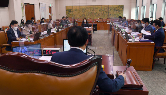 이채익 국회 문화체육관광위원장이 23일 서울 여의도 국회에서 열린 문화체육관광위원회 전체회의에서 개의를 선언하고 있다. 연합뉴스