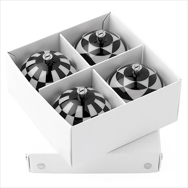 기하학적 패턴과 프라다 로고 장식이 돋보이는 유리 크리스마스 오너먼트 세트.