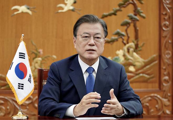 문재인 대통령이 23일(한국시각) 바이든 미 대통령이 주최한  글로벌 코로나19 정상회의(Global Covid-19 Summit, 화상) 에서 연설을 하고 있다. 청와대 제공
