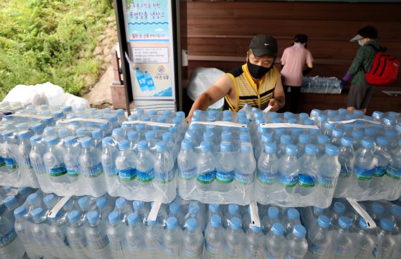 지난달 3일 서울 도봉구 중랑천에서 냉장고에 넣을 생수가 배달되고 있다. 사진은 기사 내용과 관련없음. 뉴시스