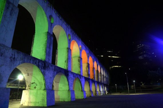 ▲파란 빛을 점등한 브라질 리우데자네이루시의 라파 수도교. /사진=부산시