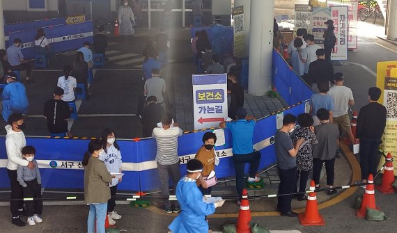 23일 오전 광주광역시 서구보건소 선별진료소에 코로나19 진단검사를 받으려는 신민들이 길게 줄지어 서있다.2021.9.23./뉴스1 © News1 박영래 기자 /사진=뉴스1