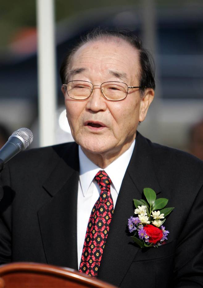 2007년 10월18일 오후 경기도 포천시 영북면 자일리에서 열린 이호왕 박사의 기념비 제막식에서 이 박사가 인사말을 하고 있다. 이 박사는 1976년 세계 최초로 유행성출혈열의 병원체를 발표했다. 연합뉴스