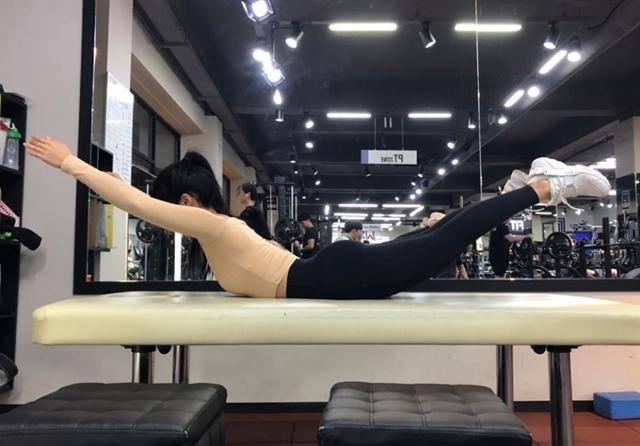 팔다리를 벌려 몸이 X자 모양이 되도록 한다. 피트니스위 제공