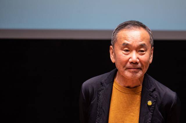 도쿄 신주쿠구 소재 와세다대에 '무라카미 하루키 라이브러리'(와세다대 국제문학관)가 다음 달 1일 개관한다. 작가 무라카미 하루키와 와세다대는 22일 기자회견을 열고 내부 모습을 공개했다. 무라카미가 기자회견을 하는 모습. 도쿄=AFP 연합뉴스