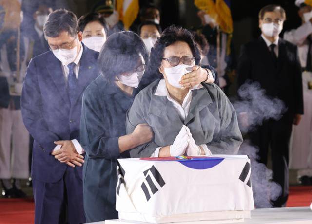 23일 밤 서울공항에서 열린 국군 전사자 유해 봉환식에서 고 김석주 일병 유족이 오열하고 있다. 연합뉴스