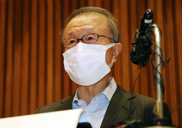 홍원식 남양유업 회장이 서울 강남구 남양유업 본사 대강당에서 대국민 사과를 하고 있는 모습 [사진=뉴시스]