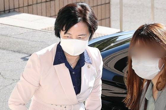 추미애 전 법무부 장관은 본인의 당 대표 시절 장남이 군복무를 하며 특혜 휴가를 받았다는 의혹을 받았다. 또 늑장 수사, 부실 수사 비판도 상당했다. 뉴스1