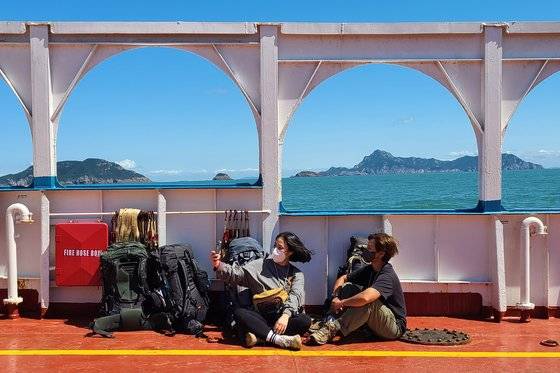 굴업도 들어가는 배 안에서 채울과 치도. 승객 대부분이 백패커였다. 손민호 기자