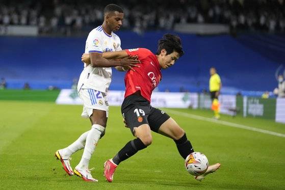 호드리구와 경합을 펼치는 이강인. [AP=연합뉴스]