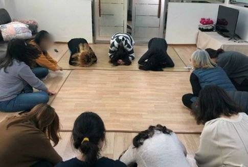 쉼터에서 세배를 배우는 청소년들. [사진 대전여자단기청소년쉼터]