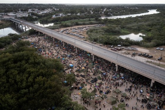 텍사스 델 리오와 멕시코를 잇는 인터내셔널 다리 밑에 형성된 불법 난민촌. [로이터=연합뉴스]