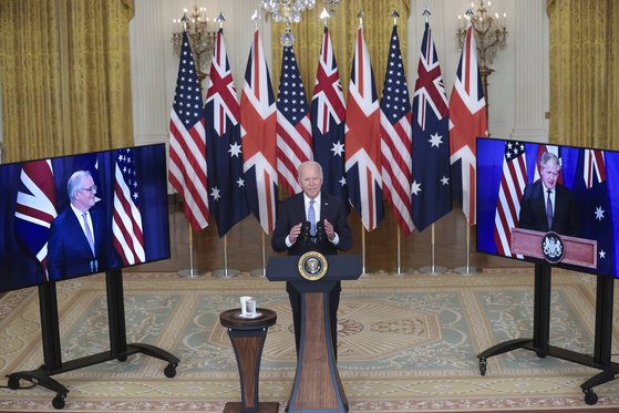 조 바이든 미국 대통령이 15일(현지시간) 스콧 모리슨 호주 총리(왼쪽 화면), 보리스 존슨 영국 총리와 화상으로 신안보협력체제인 '오커스(AUKUS)' 에 대해 발표하고 있다. [EPA=연합뉴스]