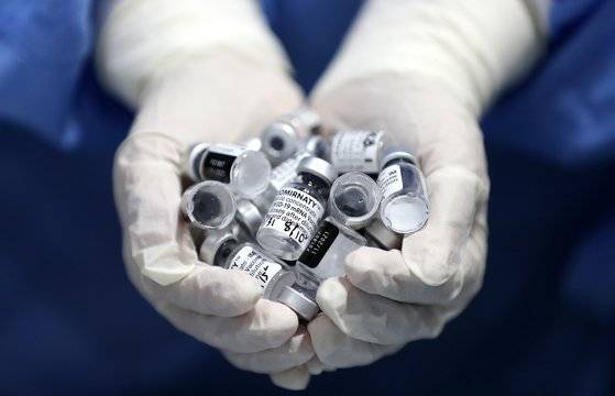 서울의 코로나19 백신접종센터에서 병원 관계자가 사용한 화이자 바이알을 들고 있다. [사진 뉴스1]