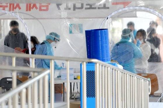 추석연휴가 끝난 23일 대전 중구의 한 신종 코로나바이러스 감염증(코로나19) 선별진료소에서 의료진들이 방문한 시민들을 분주히 검사하고 있다. 김성태 기자