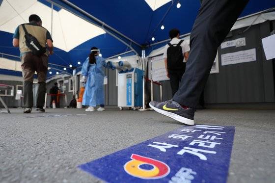 10일 오전 서울 중구 서울역 광장 임시선별검사소에서 시민들이 신종 코로나바이러스 감염증(코로나19) 검사를 받고 있다. 뉴스1