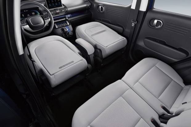 캐스퍼의 앞좌석을 모두 접은 모습. 사진=현대차