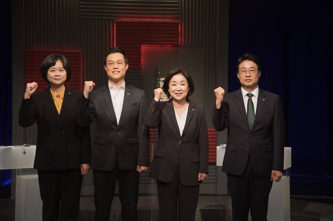 이정미(왼쪽부터), 황순식, 심상정, 김윤기 정의당 대선 경선 후보자가 23일 서울 상암동 MBC에서 열린 특집 MBC <100분 토론> 정의당 대선 경선후보자 토론회에서 기념촬영을 하고 있다. 국회사진기자단