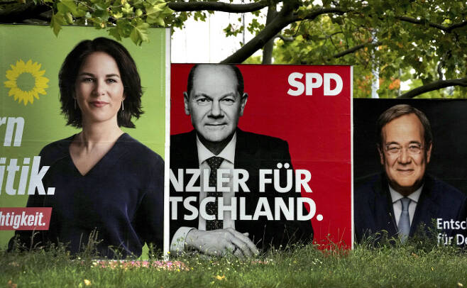 차기 독일 총리 후보들이 그려져 있는 선거 홍보대의 모습. 베를린 | AP연합뉴스