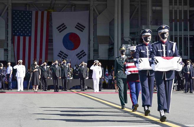 문재인 대통령이 22일(현지시간) 미국 히캄 공군기지 19번 격납고에서 열린 한미 유해 상호 인수식에서 공군1호기로 봉송되는 유해를 향해 경례하고 있다. 호놀룰루｜연합뉴스