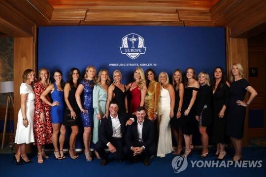 라이더컵 갈라 디너에서 포즈 취한 유럽팀 선수들의 아내, 여자친구들. 여자친구가 없는 빅토르 호블란, 맷 피츠패트릭이 이들 사이에 끼여 포즈를 취했다. 
[게티이미지/AFP=연합뉴스]