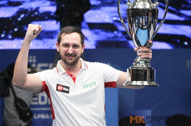 마르티네스는 이번 우승으로 개인 통산 두 번째 PBA 정상에 올랐다. 사진은 19-20시즌 `메디힐 PBA 챔피언십` 우승 후 트로피를 들고 기념촬영 중인 마르티네스.(사진=본사 DB)